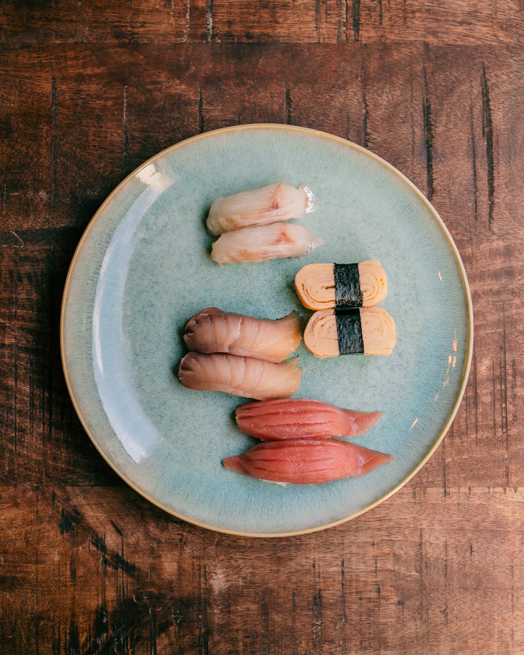 Nigiri na ceramicznym talerzu